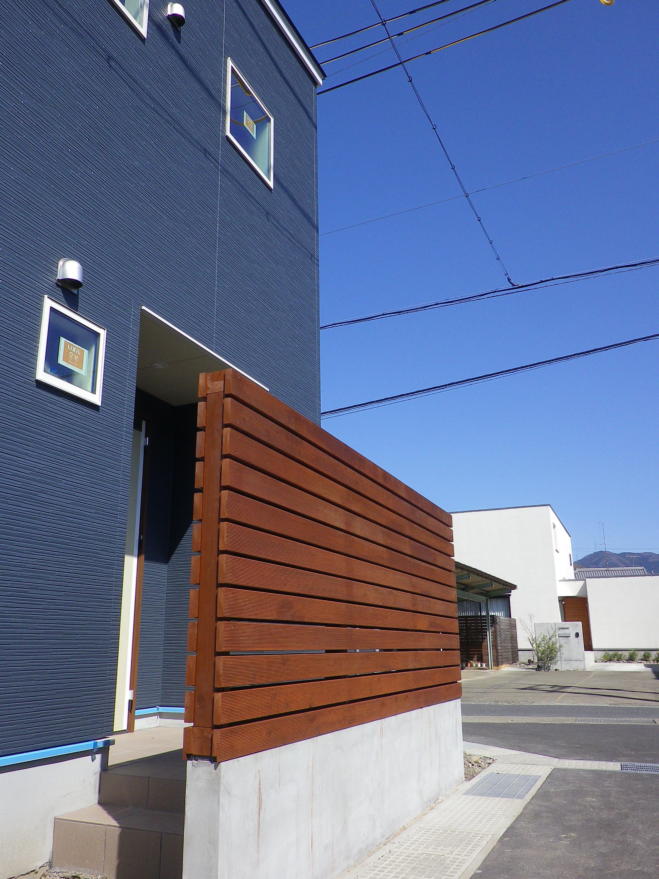 ウッドフェンスでオシャレ度アップ 素敵な玄関 和歌山県橋本市の新築 リフォーム 丸石木材住宅 014スタイル 木ごこちのいえ